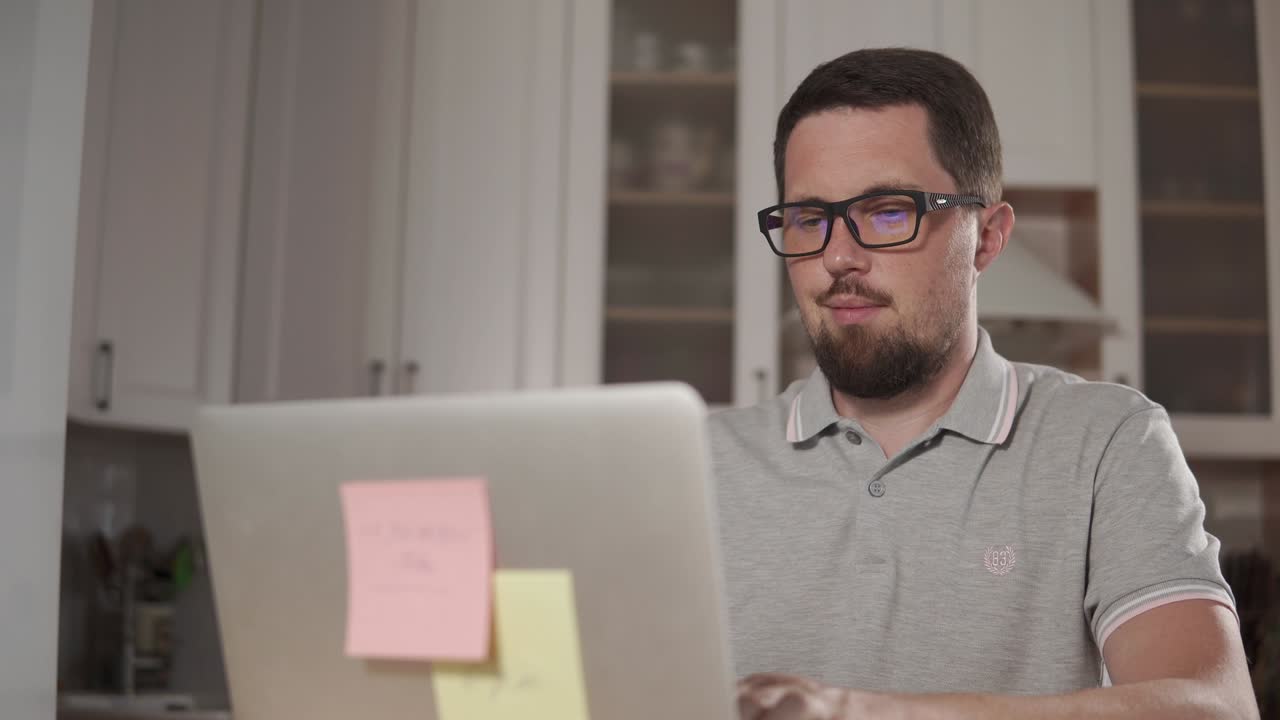 un tipo hablando en línea con amigos.