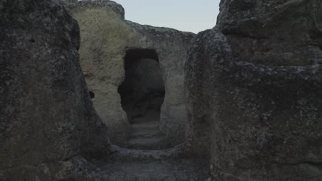 antiguas estructuras excavadas en la roca en georgia