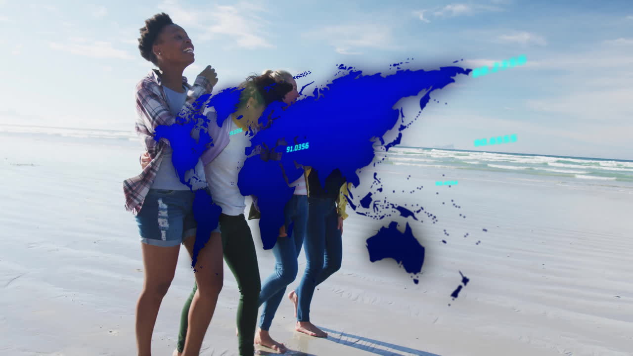 Grupo diverso caminando por la playa con una animación superpuesta de un mapa mundial.