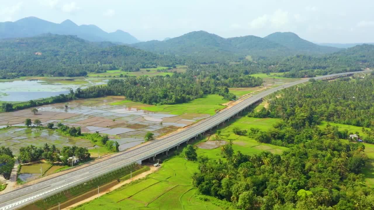 고속도로 드론 영상 운송 산업 경제 발전 숲을 통해 도로 운송 및 여행 고속도로 스리랑카