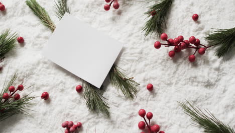 Vídeo-De-Adornos-Navideños-Y-Tarjeta-Blanca-Con-Espacio-Para-Copiar-Sobre-Fondo-De-Nieve