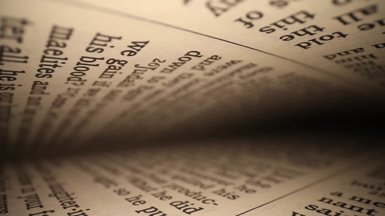 moviéndose en diagonal a través de un libro de izquierda a derecha, páginas en la parte superior e inferior del marco a medida que pasa hacia el final