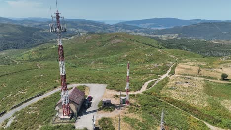 Luftaufnahme-Von-Telekommunikationstürmen-Auf-Einem-Hügel-Mit-Dem-Meer-Im-Hintergrund