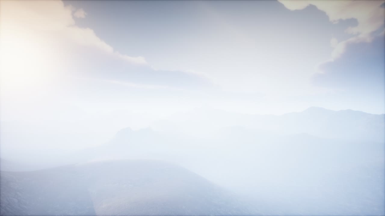 안개 가 있는 화산 크레이터 풍경