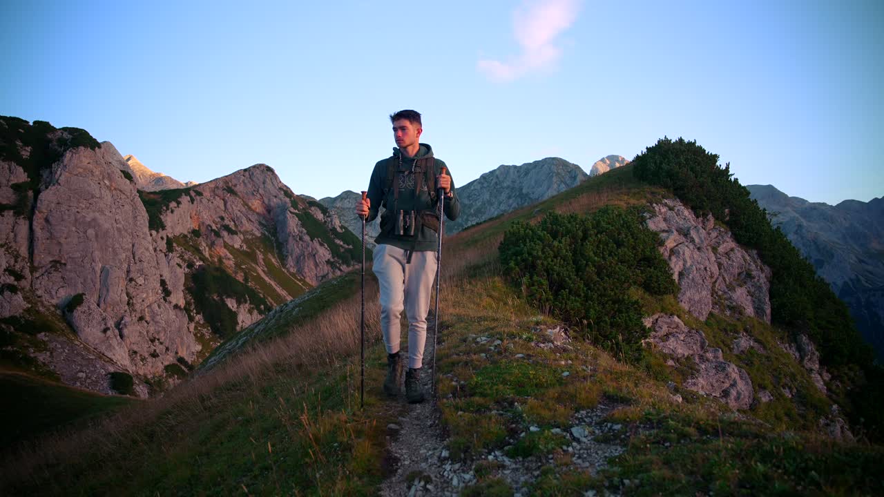 movimiento hacia atrás con una cámara en un cardán