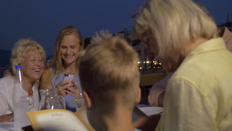 Cena-Familiar-Unida-En-Un-Restaurante-Al-Aire-Libre