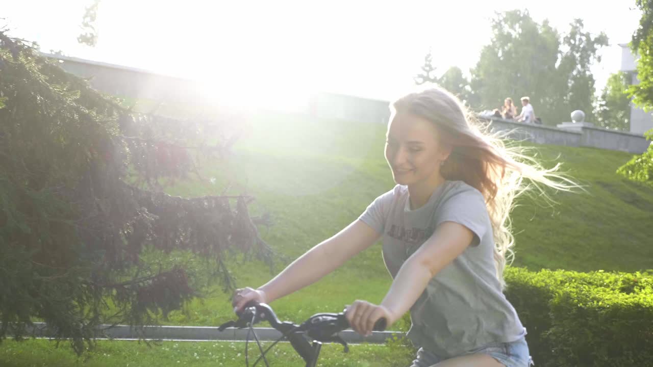 공원에서 자전거를 타는 여자