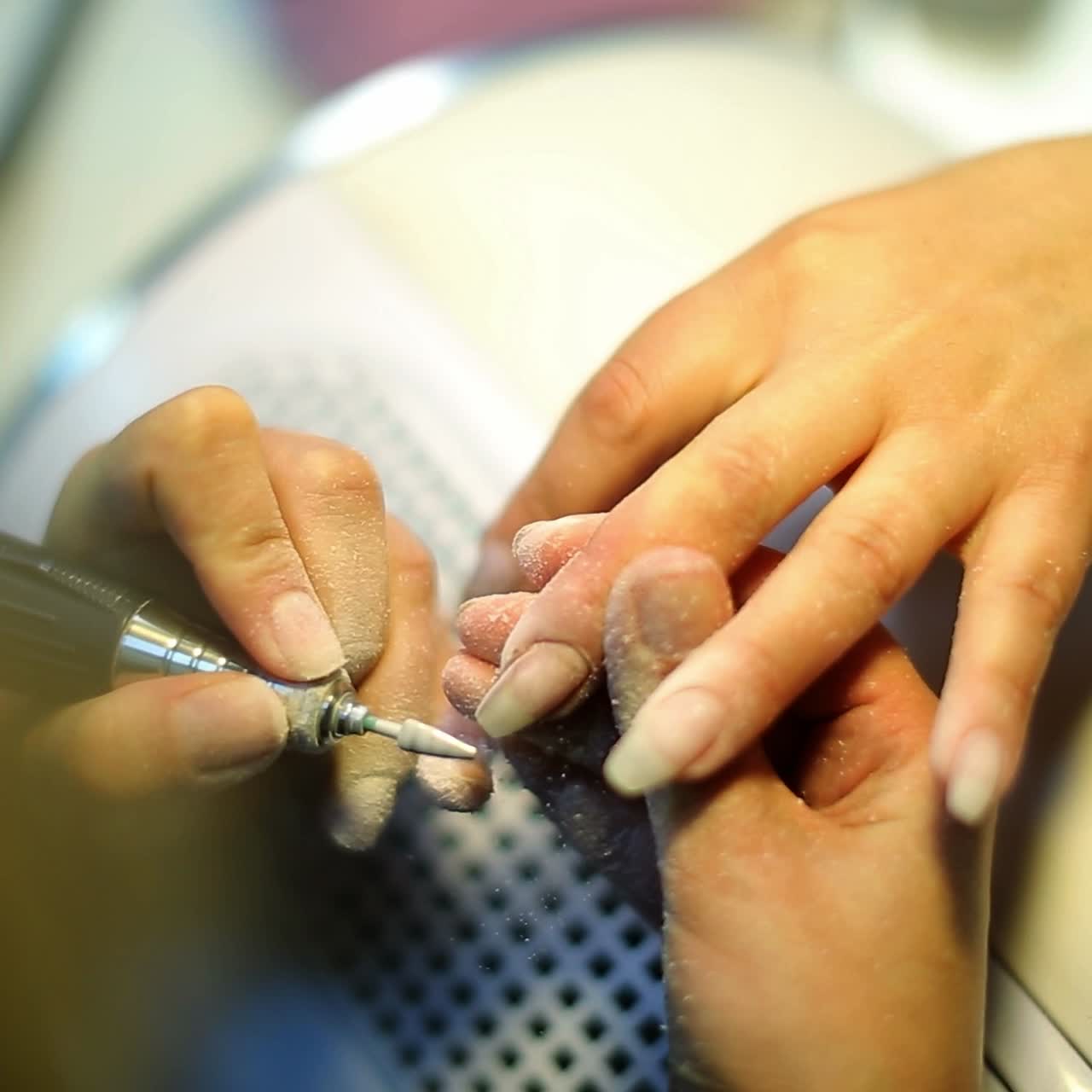 manos femeninas uñas pintadas