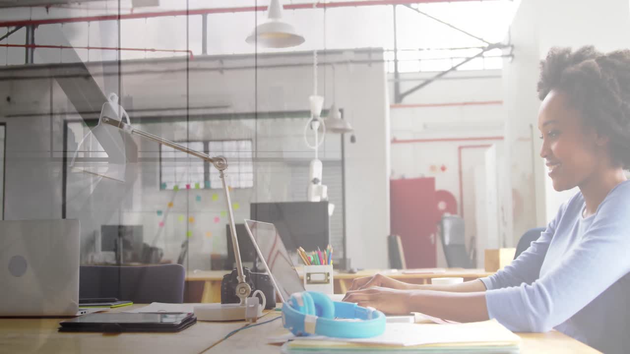 도시 풍경 위의 사무실에서 다양한 사업가들의 애니메이션