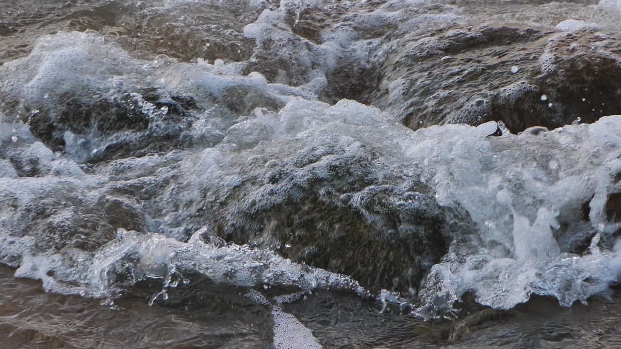 морские волны смывают большие камни