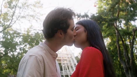 una pareja enamorada en el parque.