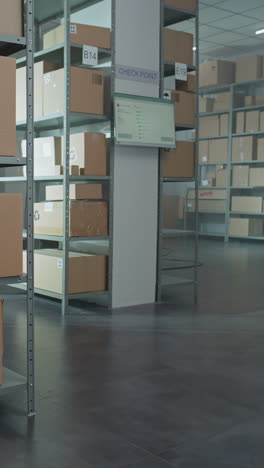 interior del almacén con estantes de almacenamiento y monitor