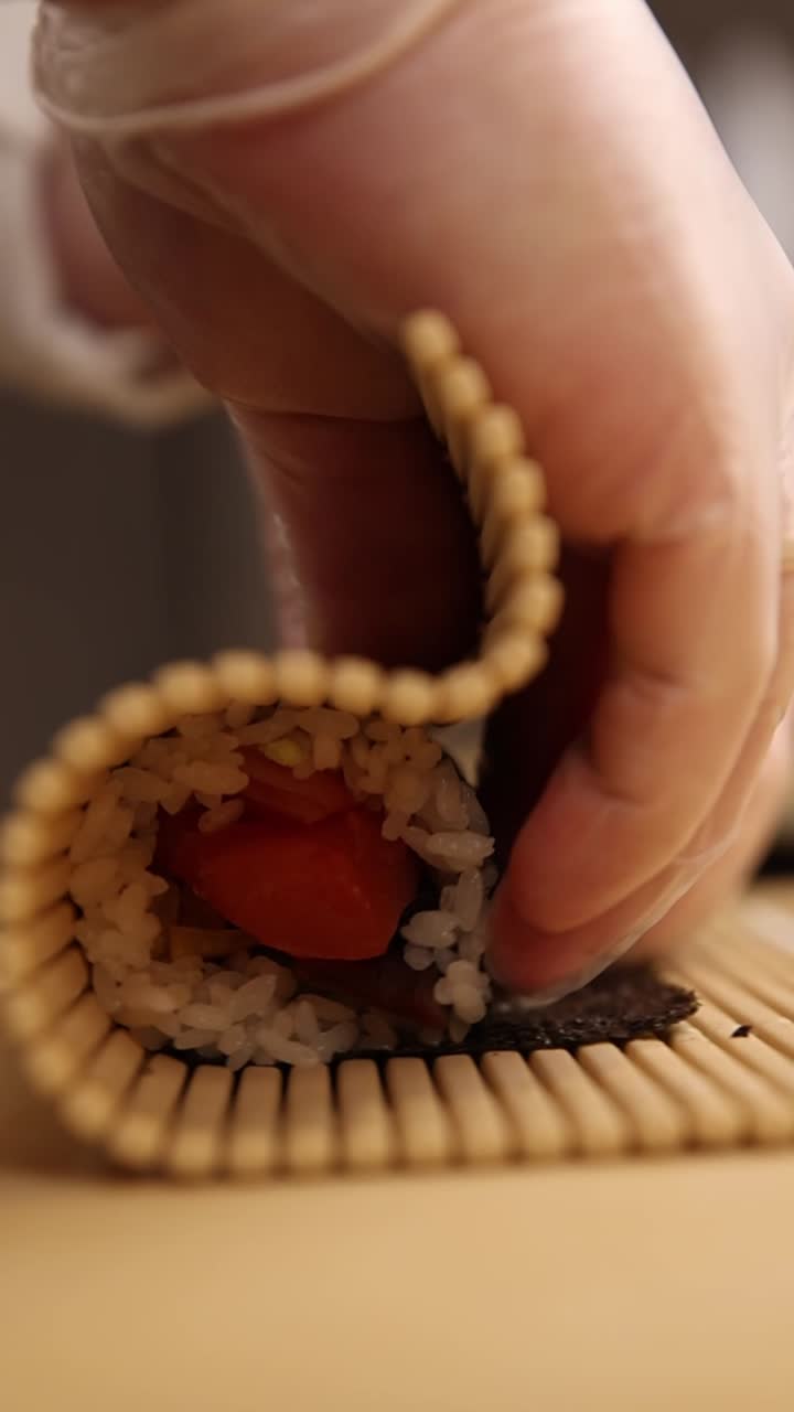 Preparare sushi maki con pomodoro