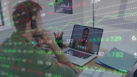 animación del procesamiento de datos financieros y números que cambian sobre el hombre usando computadora portátil en videollamada