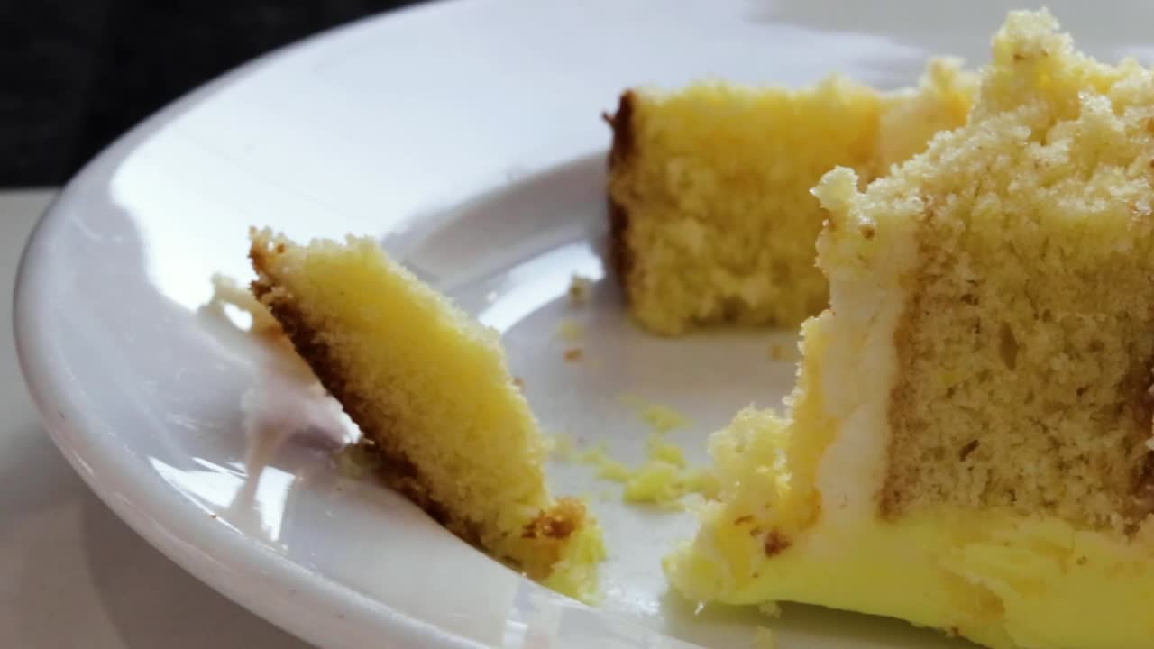 케이크의 조각이 잘라지고 포크로 잡히고