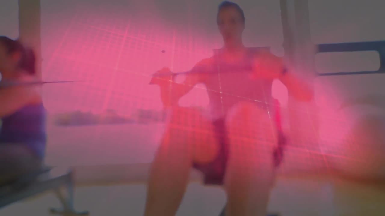 animación del ritmo cardíaco sobre hombre caucásico borroso realizando cable de fila sentado en el gimnasio