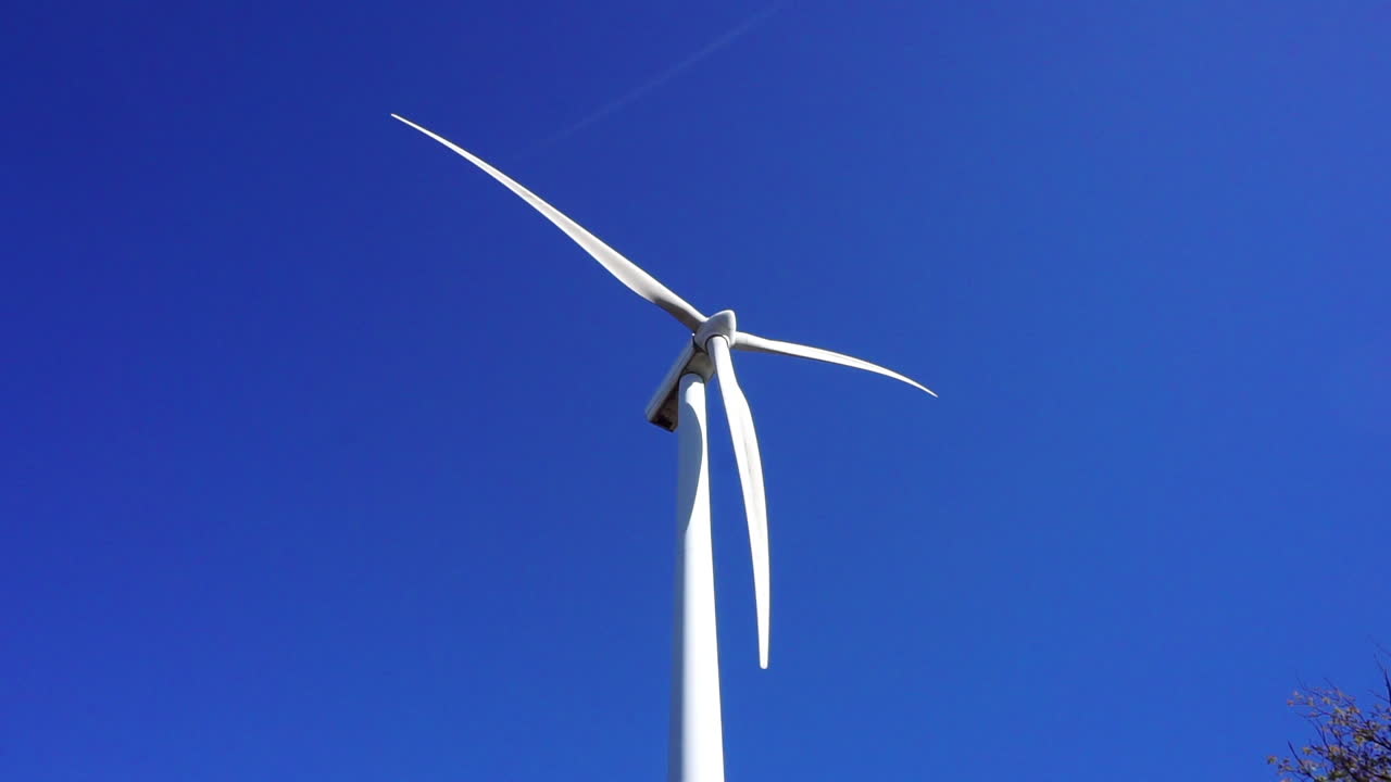 맑은 가을날 풍력 터빈이 돌고 있다