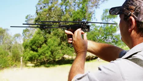 hombre apuntando con una ballesta