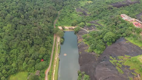 Templo-Karinja---Lago---Vista-De-Drones-DK,-India