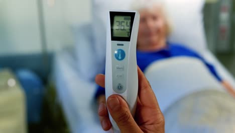 thermometer holding held by surgeon 4k