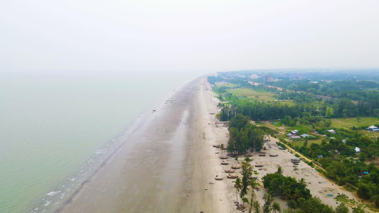 barcos en un pueblo de pescadores en la playa de kuakata en bangladesh