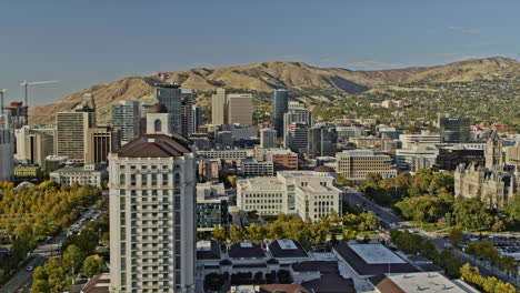 salt lake city utah aerial v18 vuela a través del centro hacia la calle estatal que conduce al edificio del capitolio capturando el paisaje urbano y el paisaje montañoso - filmado con inspire 2, cámara x7 - octubre 2021