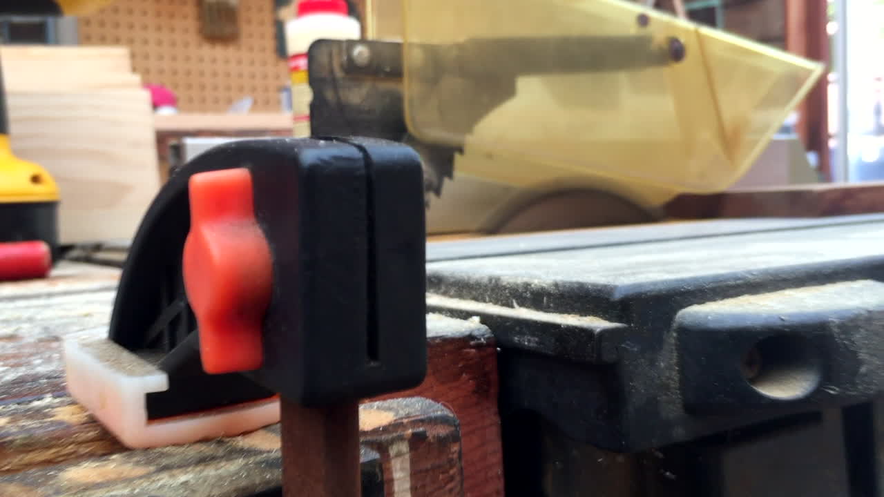 настольная пила для раскалывания сосновой доски