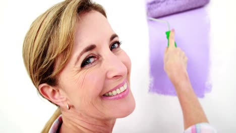 madre e hija redecorando juntos