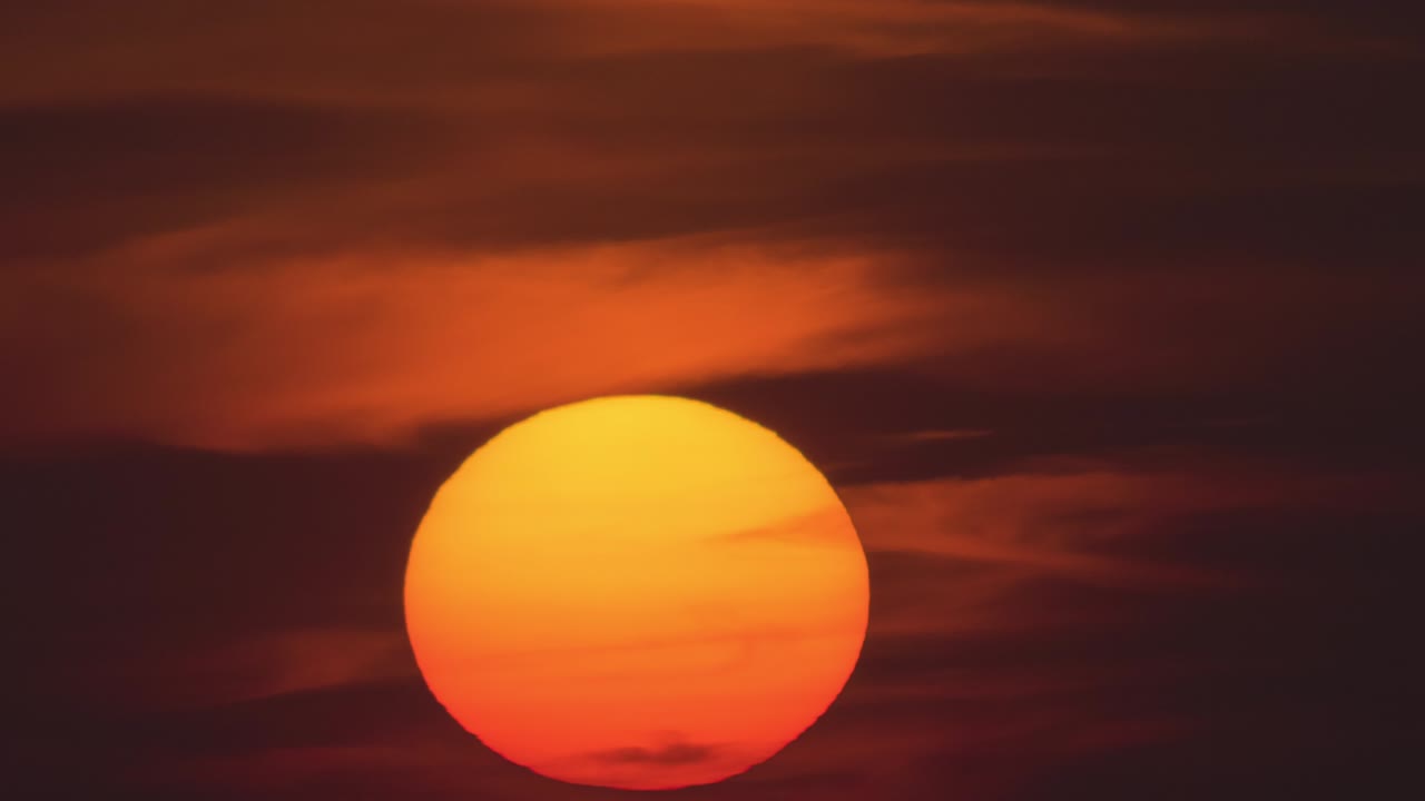 밤의 구름 바탕에 밝은 태양. 타임 스