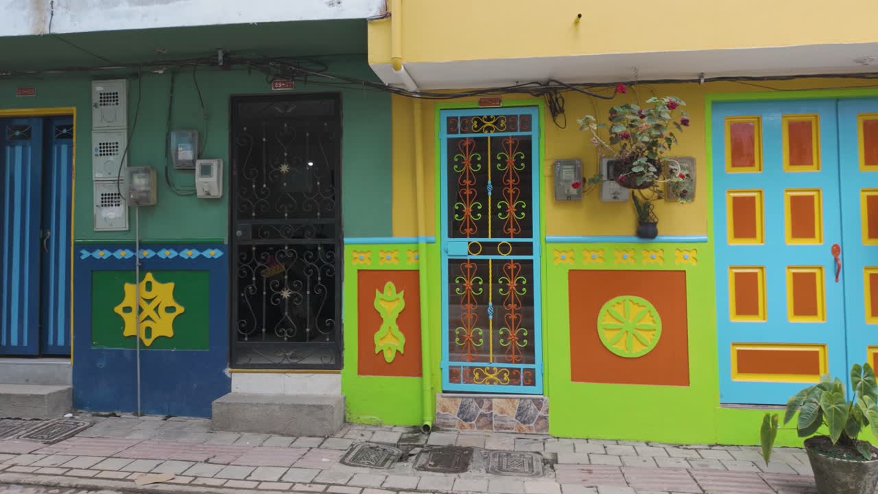 fachada vibrante y colorida de una casa en guatapé, colombia con plantas en macetas y obras de arte detalladas