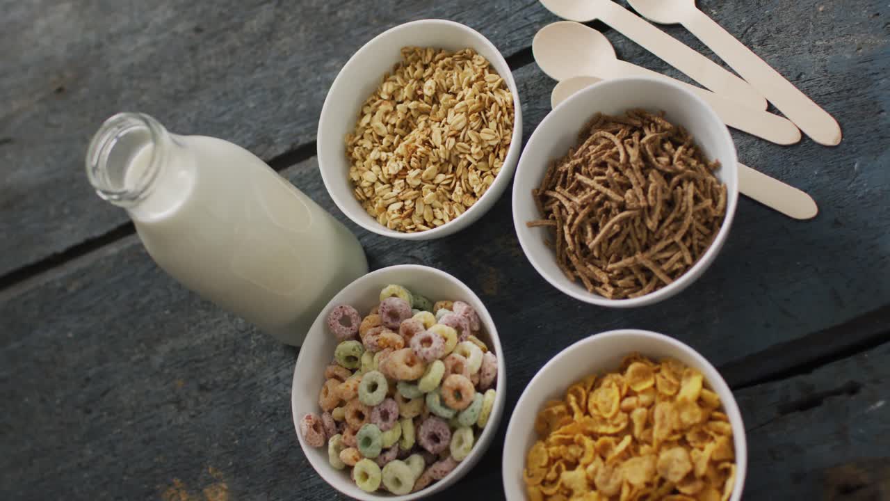 나무 주방 책상 위에 세라 ⁇  그 ⁇ 에 있는 시리얼의 비디오