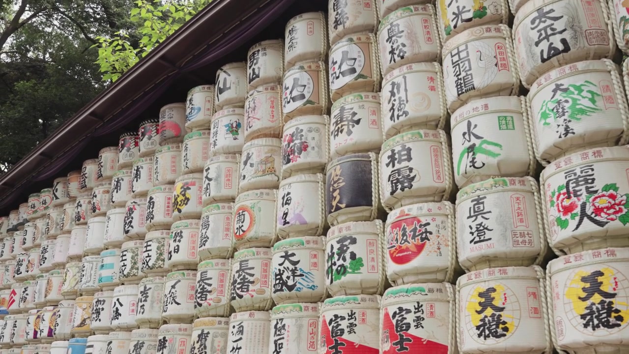Video gerak lambat pajangan tong sake terkenal di Kuil Meiji Jingu yang dikelilingi oleh hutan damai Taman Yoyogi di Tokyo, Jepang