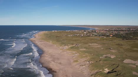 Vista-Sobre-Las-Suaves-Olas-De-Klitmoller-En-La-Mágica-Playa-De-Arena,-Fabulosas-Aguas-Azules,-Dinamarca,-Europa