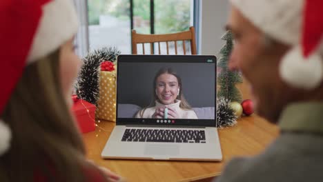 Glückliches-Kaukasisches-älteres-Paar-Bei-Einem-Videoanruf-Mit-Einer-Freundin-Zur-Weihnachtszeit