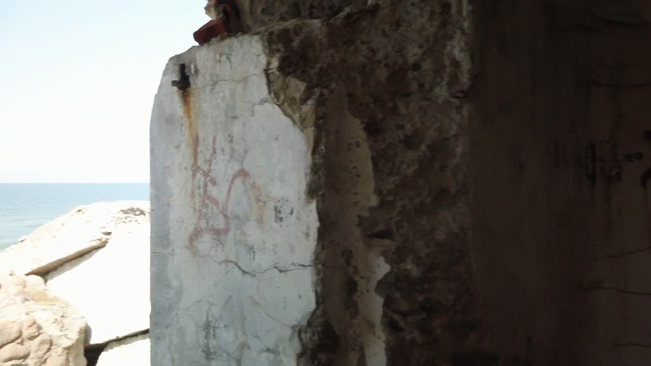 화창한 날, 도보, 4k 동안 발트해의 놀라운 전망을 제공하는 전쟁 요새 입구