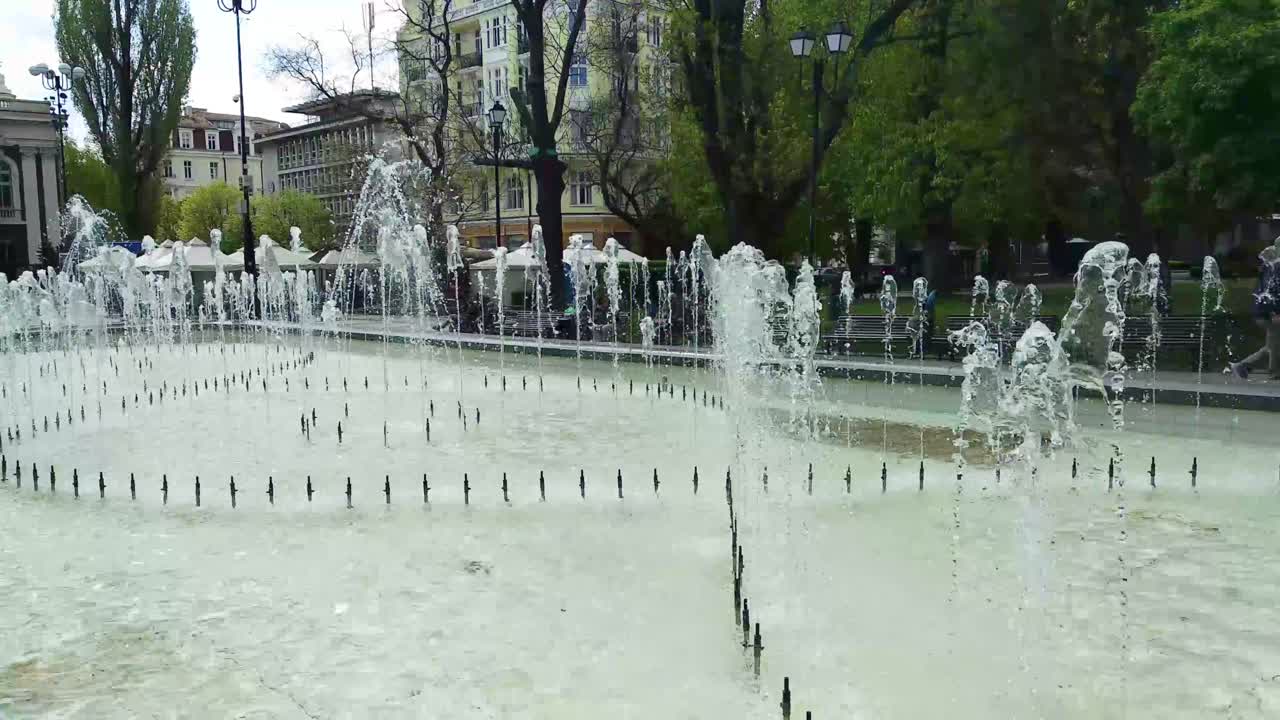 fuente de agua en el parque de la ciudad