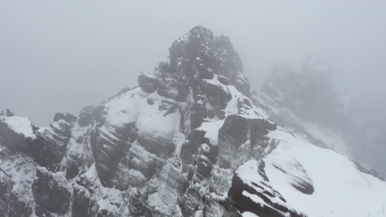 마데이라에 있는 닌호 다 만타의 빠른 공중 촬영, 정상을 향해 기울어져