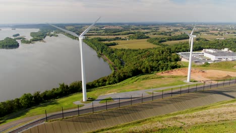 Antena-De-Hermosas-Tierras-De-Cultivo-Del-Condado-De-Lancaster-Pa-Con-Turbinas-Eólicas-En-Lo-Alto-Del-Río-Susquehanna,-Vista-De-La-Planta-De-Fabricación-De-Helados