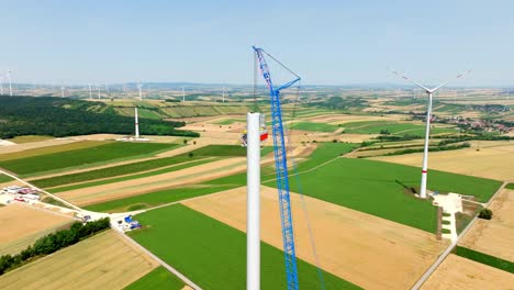 construcción de una torre de molino de viento en campos idílicos - toma aérea de un dron