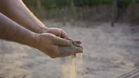 mano tocando un puñado de tierra. camara lenta