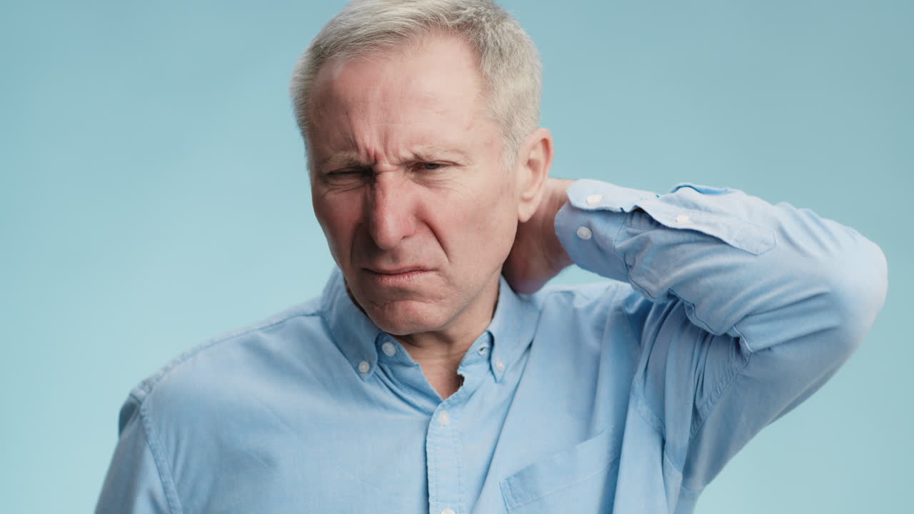 hombre mayor con dolor de cuello