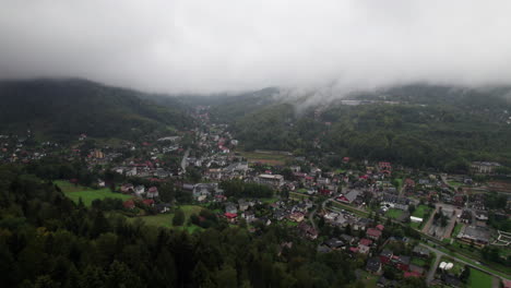 vista aérea de szczyrk en tiempo de niebla, otoño