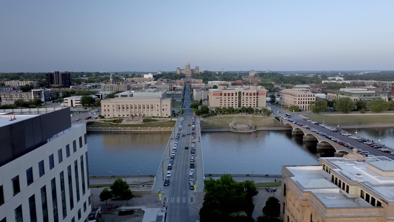 edificio del capitolio del estado de iowa en des moines, iowa con video de avión no tripulado moviéndose bajo y en plano amplio