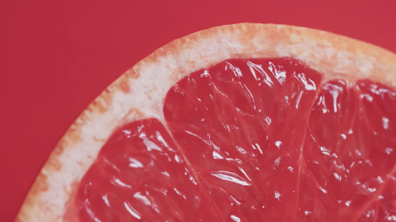 video de pomelo rojo en rodajas con espacio de copia sobre fondo rojo