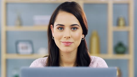 una joven mujer de negocios atractiva que trabaja