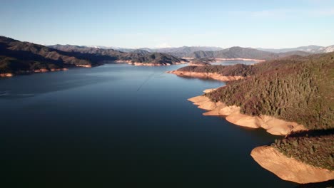 lake shasta mit mount shasta in der ferne