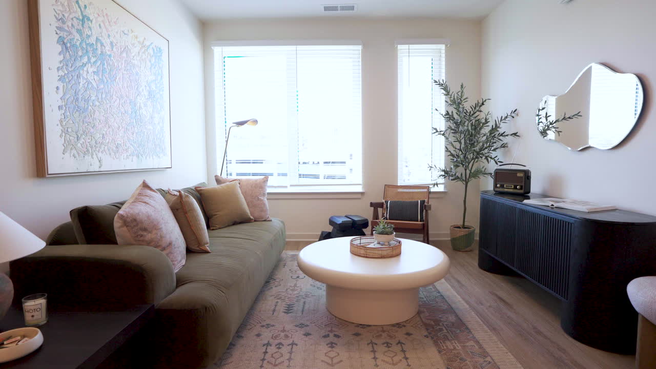 Helles, modernes Wohnzimmer-Interieur mit grünem Samtsofa