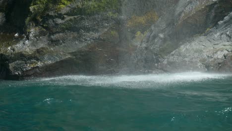 Espectacular-Cascada-De-Agua-En-La-Base-Del-Acantilado-De-Milford-Sound,-Una-Escena-Impresionante-Del-Poder-Y-La-Belleza-De-La-Naturaleza.