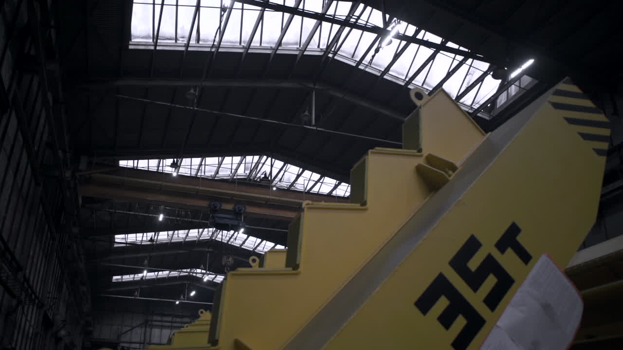 instalación industrial con equipo de carga