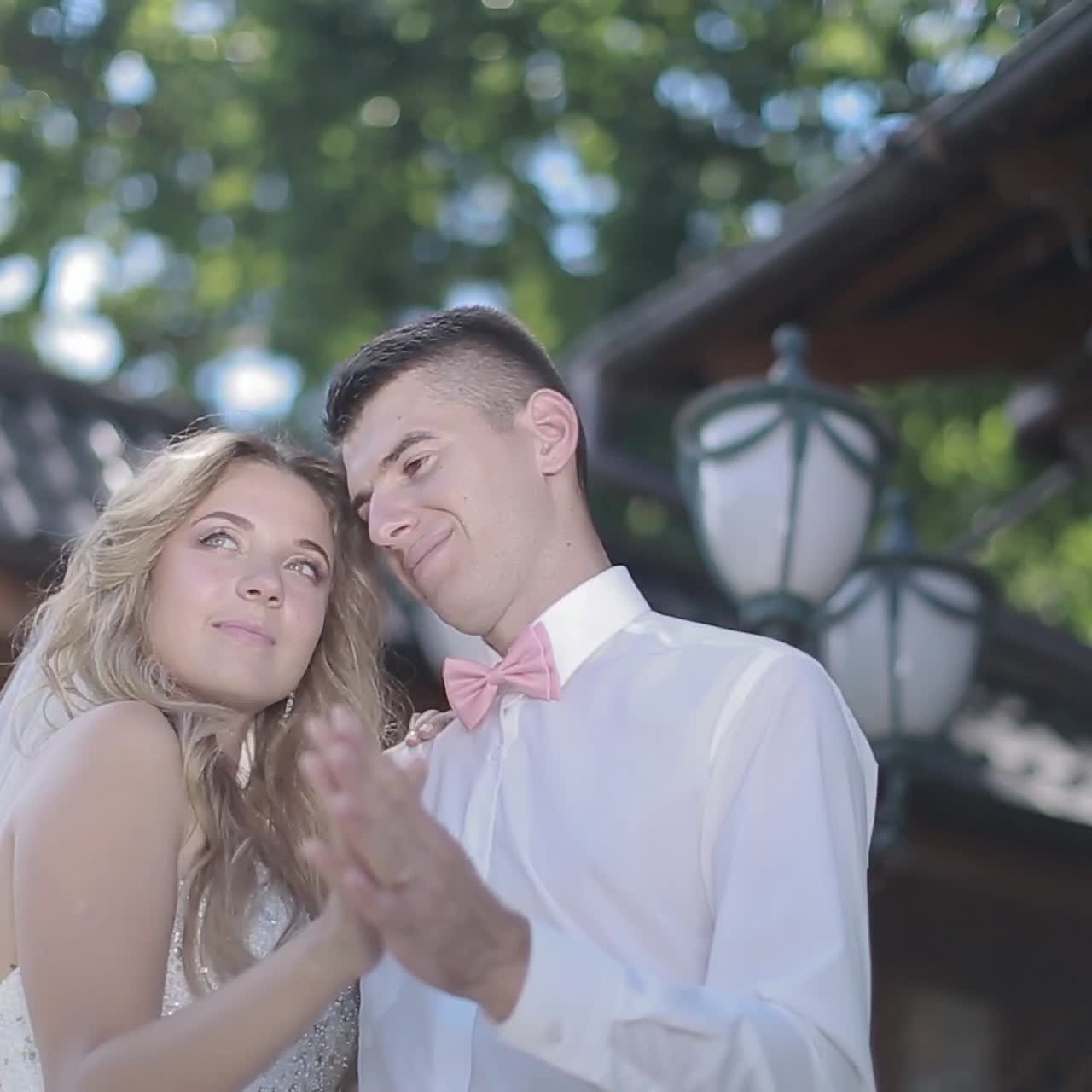 la boda, los hermosos amantes se abrazan